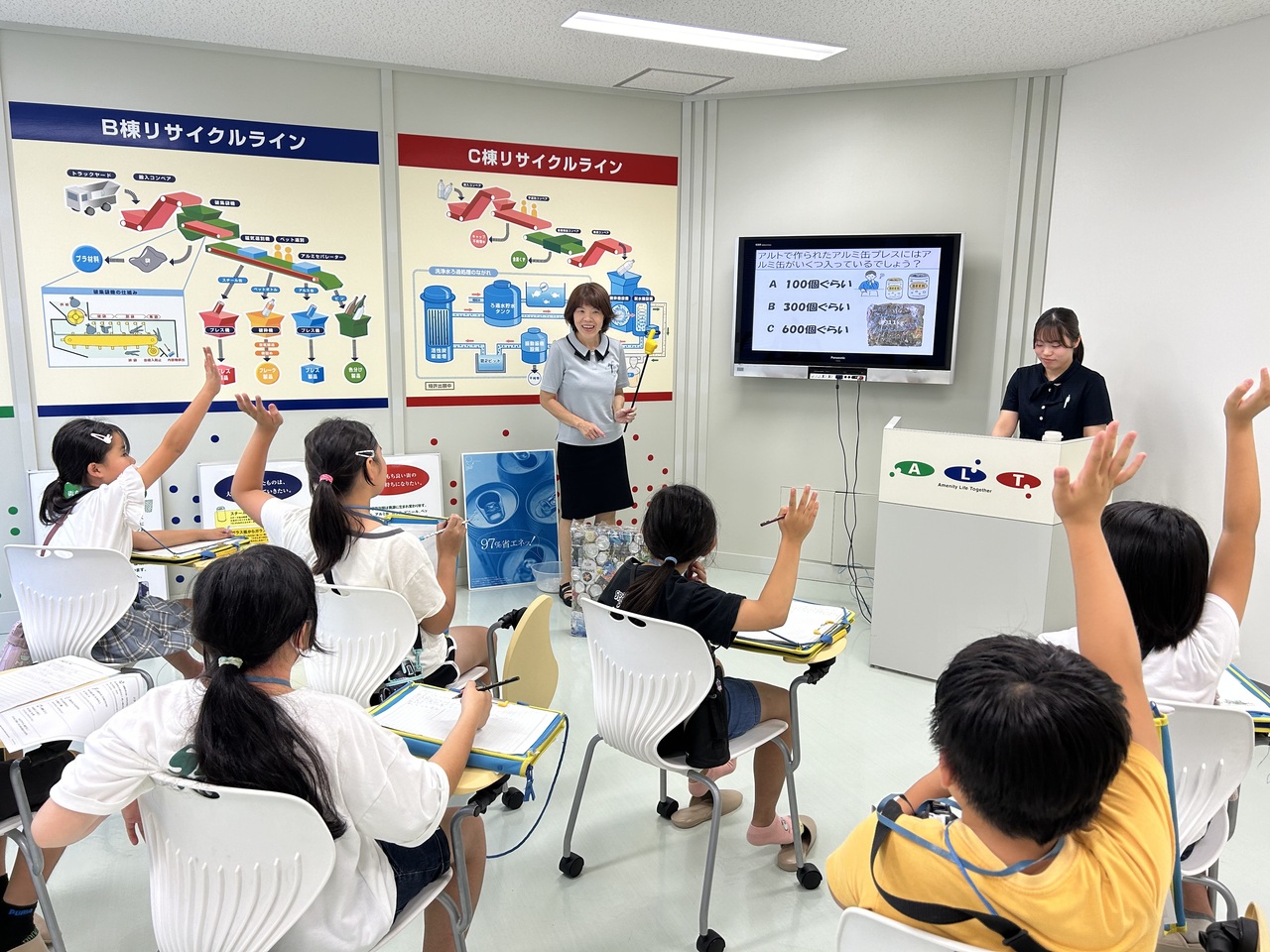 リサイクルに関するクイズに答える小学生たち