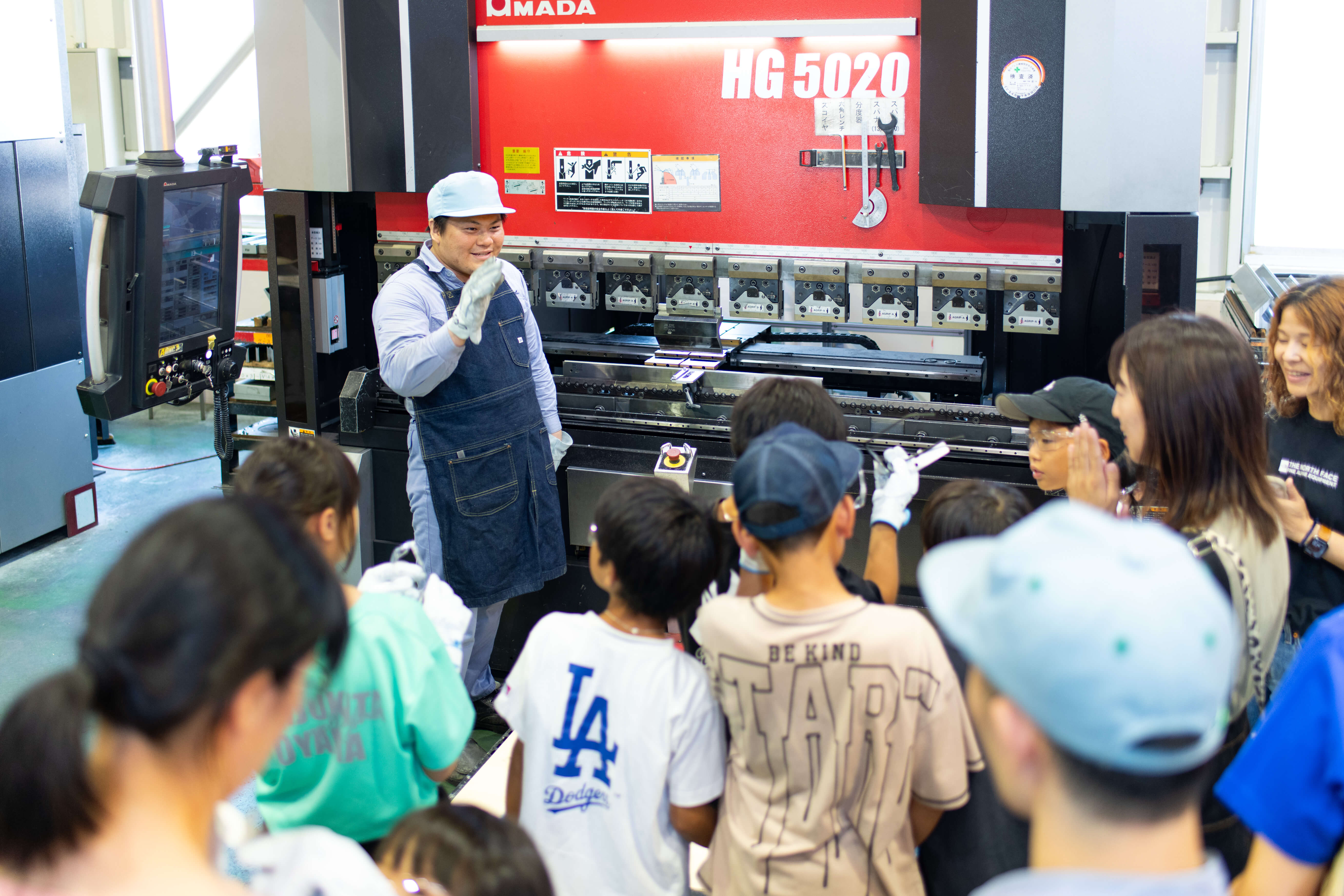 夏に開催された「トミファ」で工場見学するこどもたち