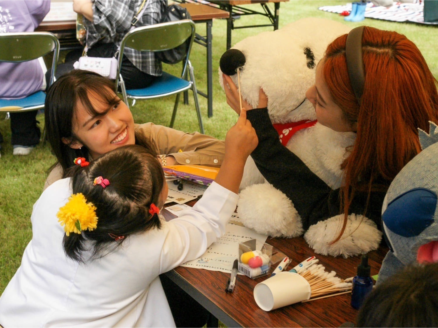 ぬいぐるみを使って診察を体験している様子